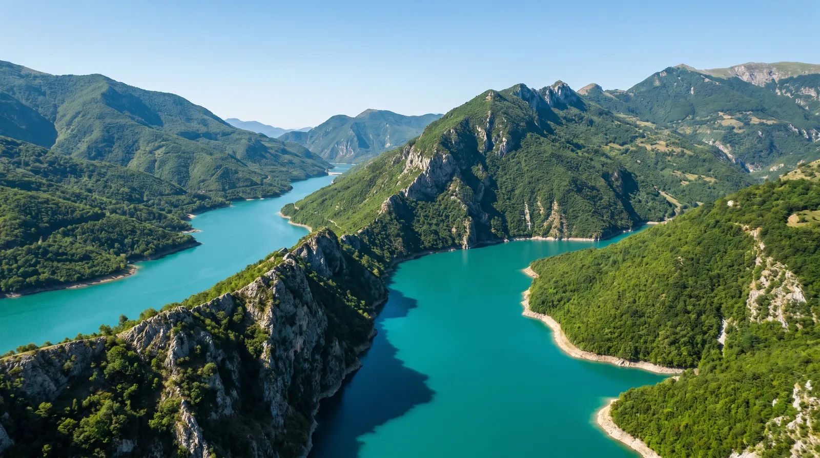 Tyrkysové jezero Bovilla mezi zelenými horami