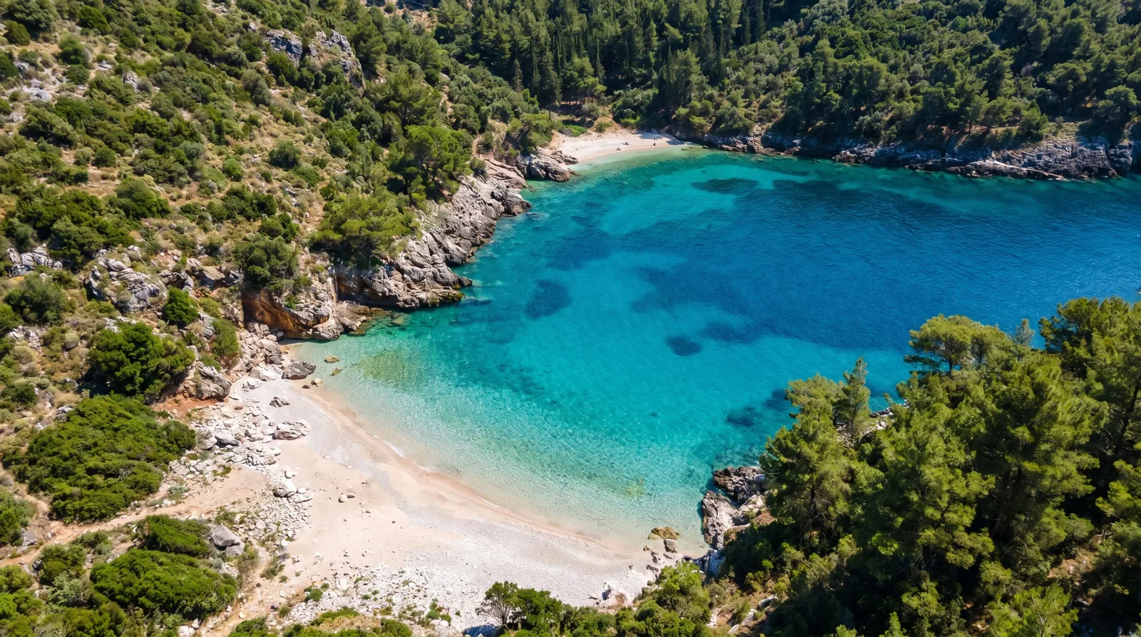 Tyrkysová zátoka Gjeneralit beach na albánském pobřeží
