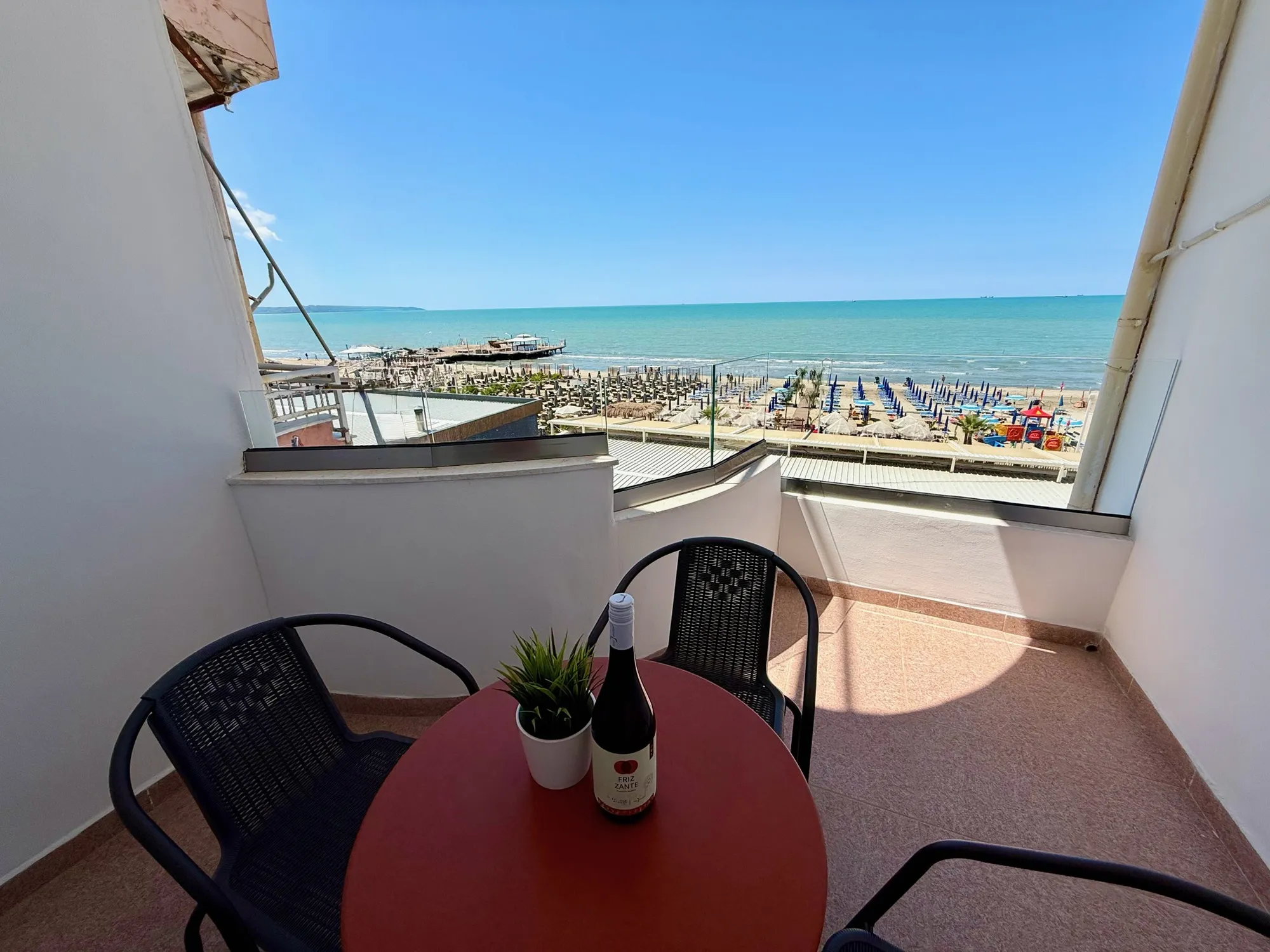 Balkon apartmánu Chill&Vista s výhledem na moře