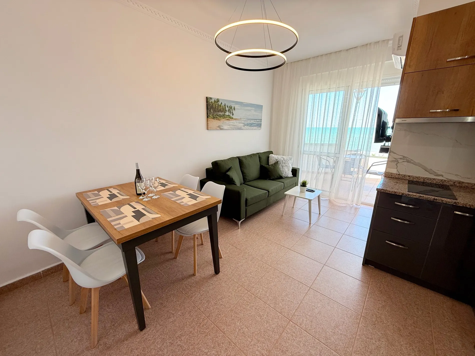 Světlý obytný prostor apartmánu s kuchyňským koutem