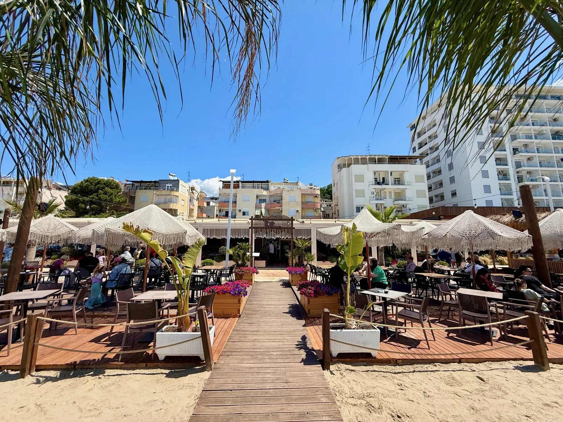 Promenáda s restauracemi a apartmány